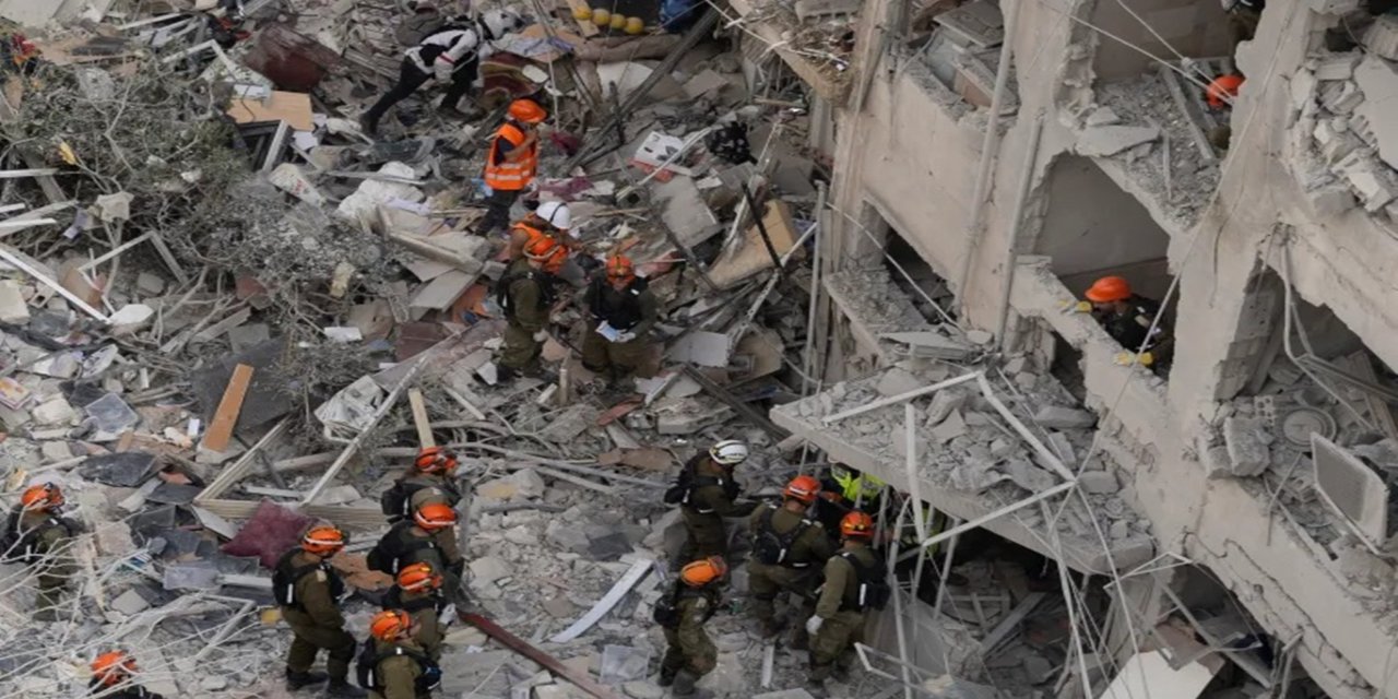 İran füzesi, Tel Aviv'de eski bir işgalci bakanın evine isabet etti