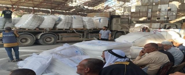 Han Yunus'ta 70 yardım tırı silahlı çetelerce yağmalandı