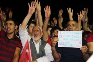 Darbe girişimine karşı vatandaşların nöbeti sürüyor