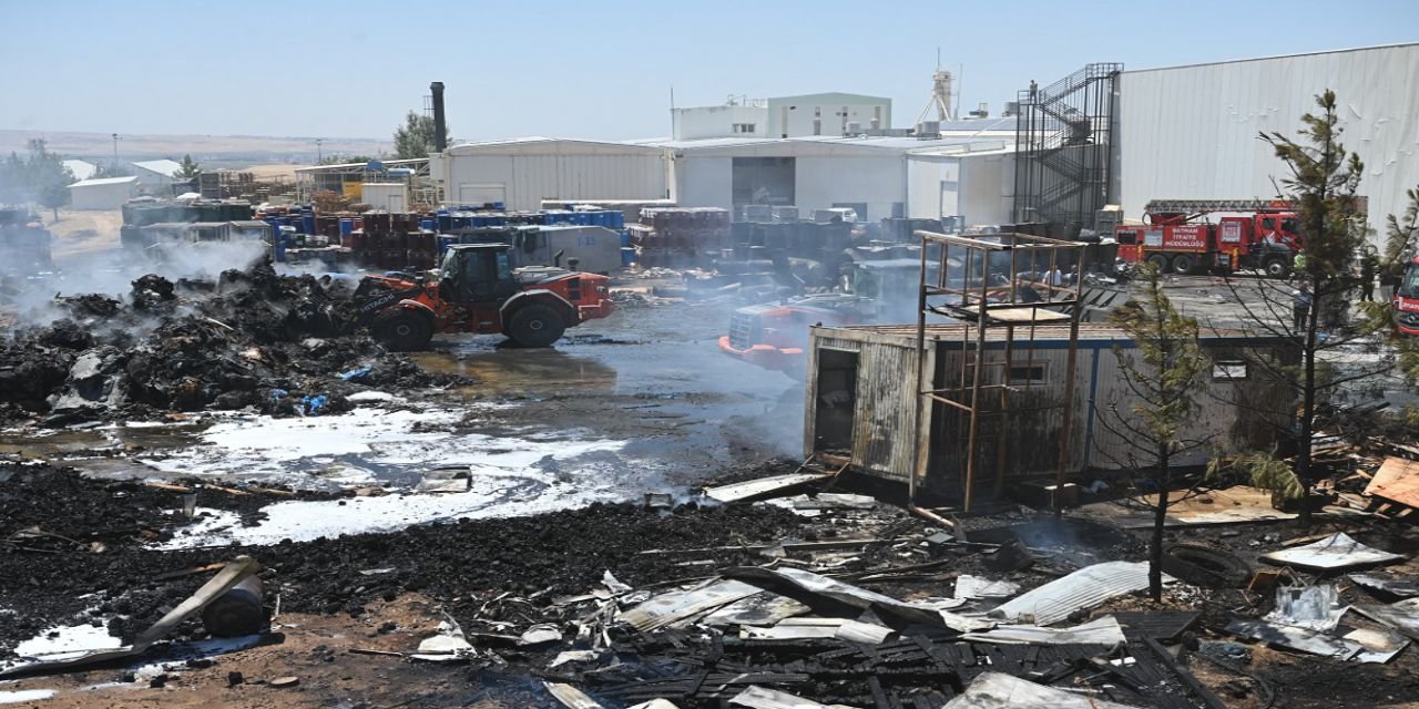 Vali Canalp, yangın çıkan meyve suyu fabrikasında incelemede bulundu