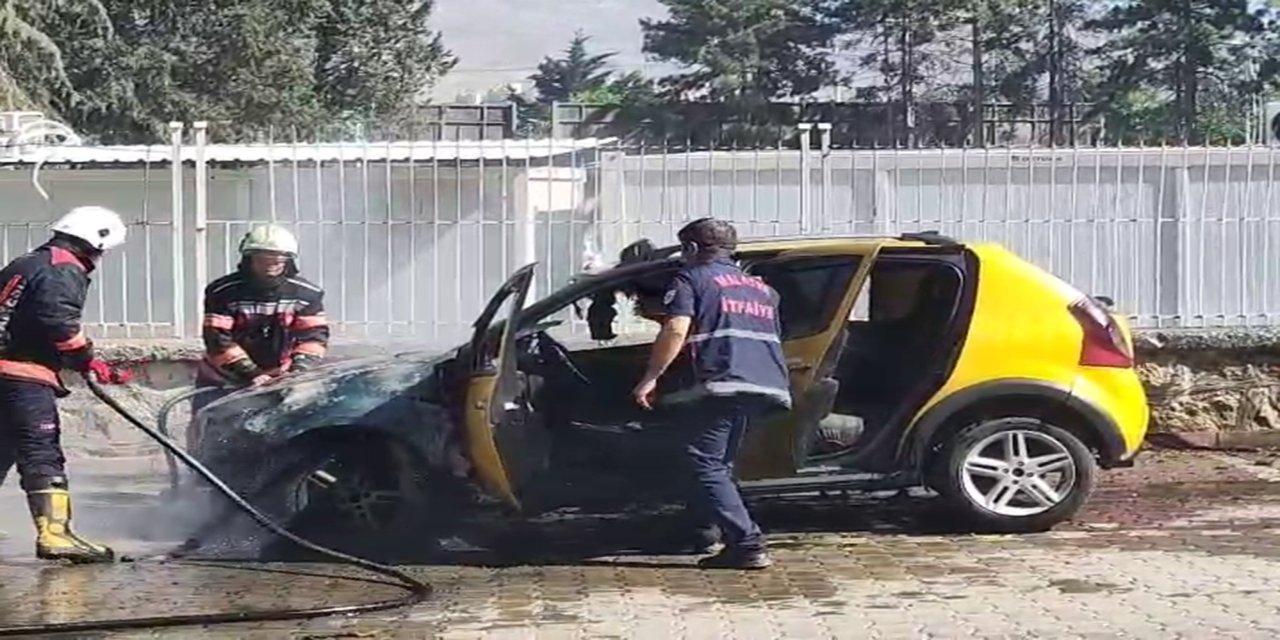Malatya'da seyir halindeki ticari taksi alev aldı