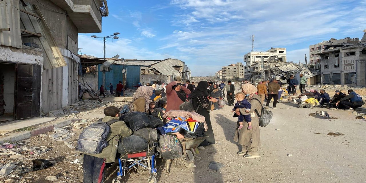 Gazze'de yeni tehcir dalgası: Açlıkla kuşatılan halk sığındığı yerlerden de sürülüyor