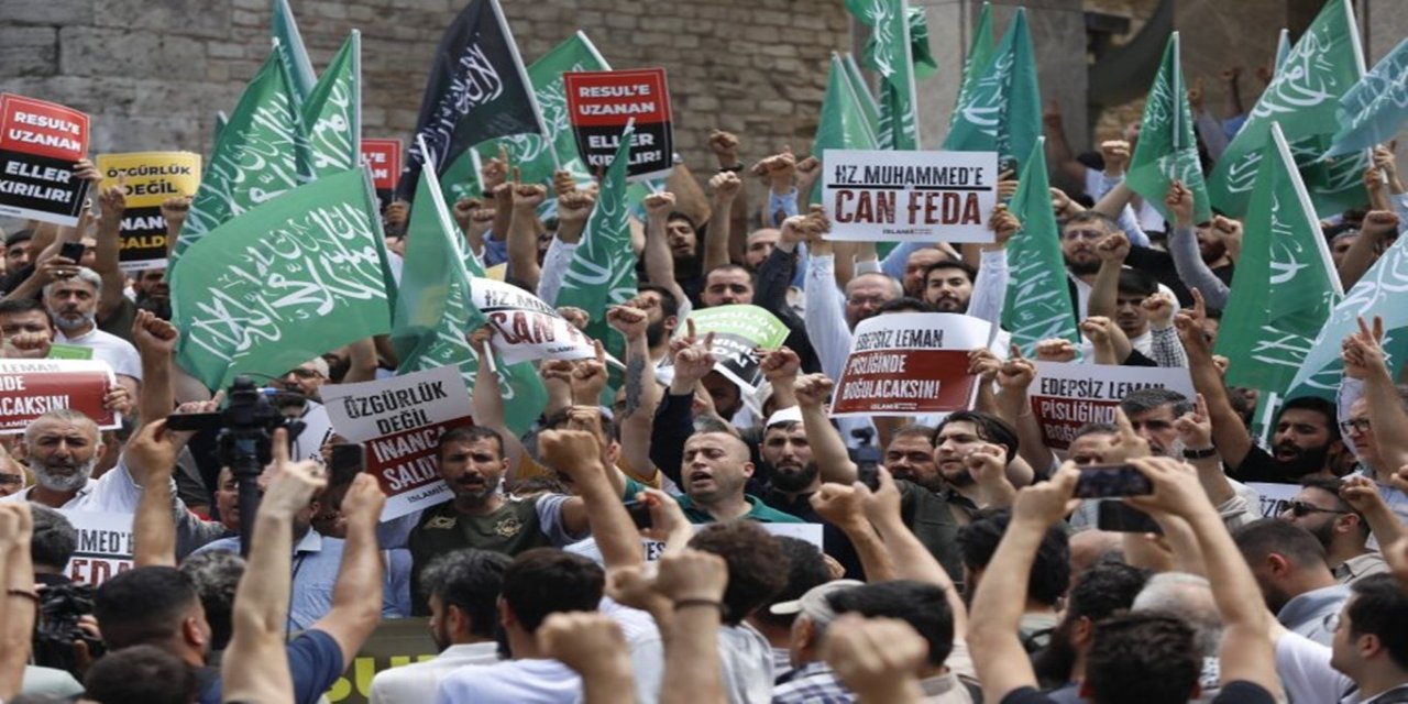 Hazreti Muhammed'e hakaret Taksim Camii’nde protesto edildi
