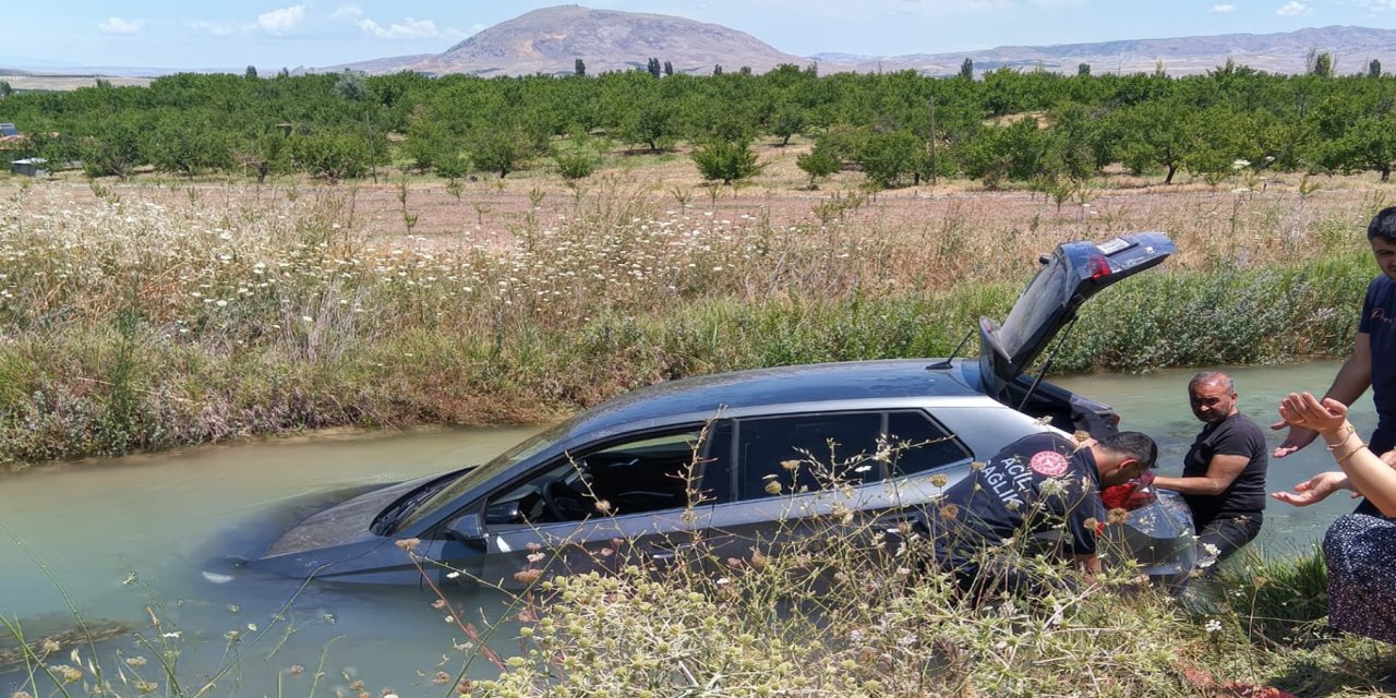 Malatya'da otomobil dereye uçtu: 2 yaralı