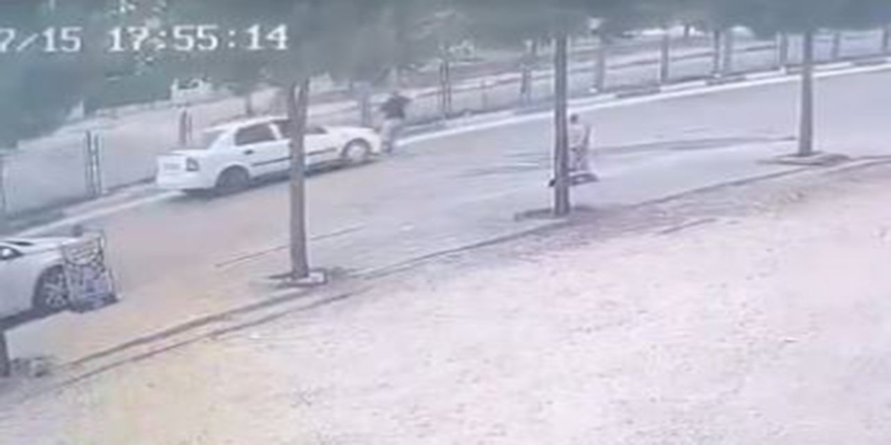 Diyarbakır'da karşıya geçmek isteyen yayaya otomobil çarptı: Kaza anı kamerada