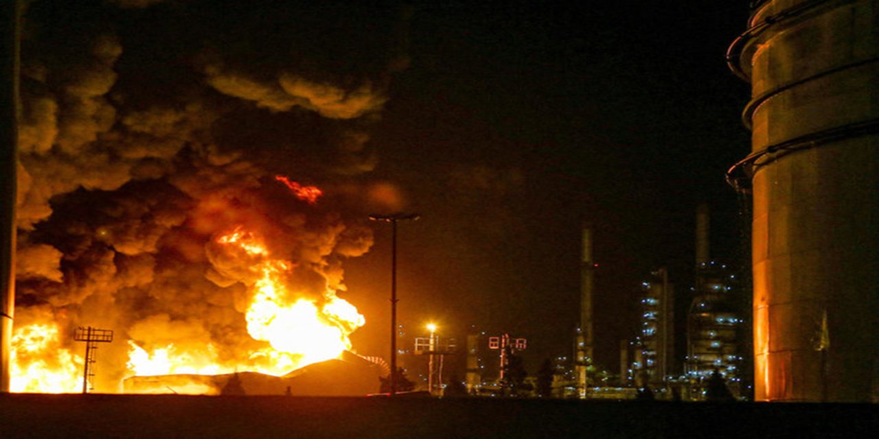 İran'da Abadan petrol rafinerisinde yangın