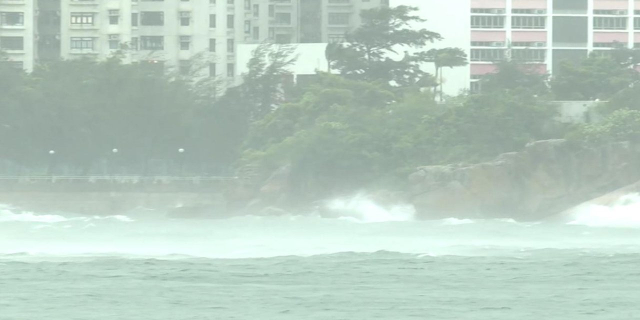 Hong Kong'da Wipha Tayfunu alarmı