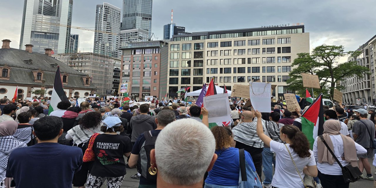 Frankfurt'ta binlerce kişi Filistin için yürüdü