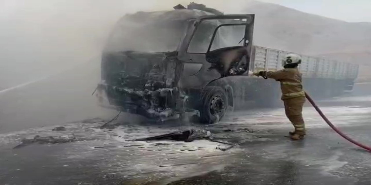 Cizre’de seyir halindeki tır alev aldı