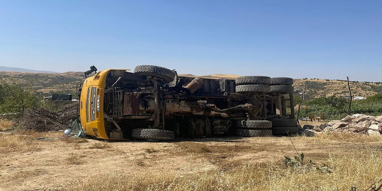 Siirt'te hafriyat kamyonu devrildi: 3 yaralı