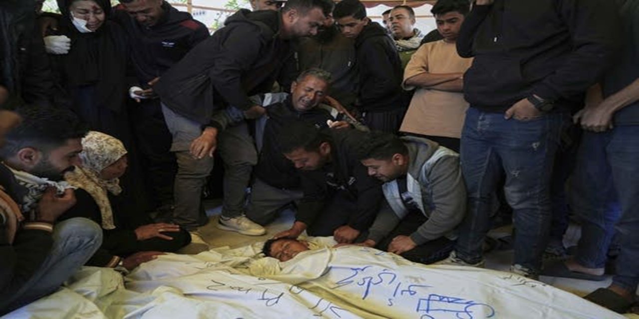 İşgal ordusu Gazze'de yardım bekleyen Filistinlileri ve barınakları hedef aldı: 17 şehit