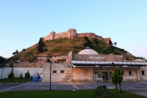 Gaziantep Kalesi gece görünümüyle büyülüyor