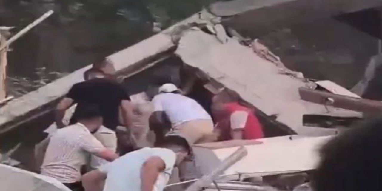 Balıkesir'deki deprem nedeniyle bazı binalar yıkıldı