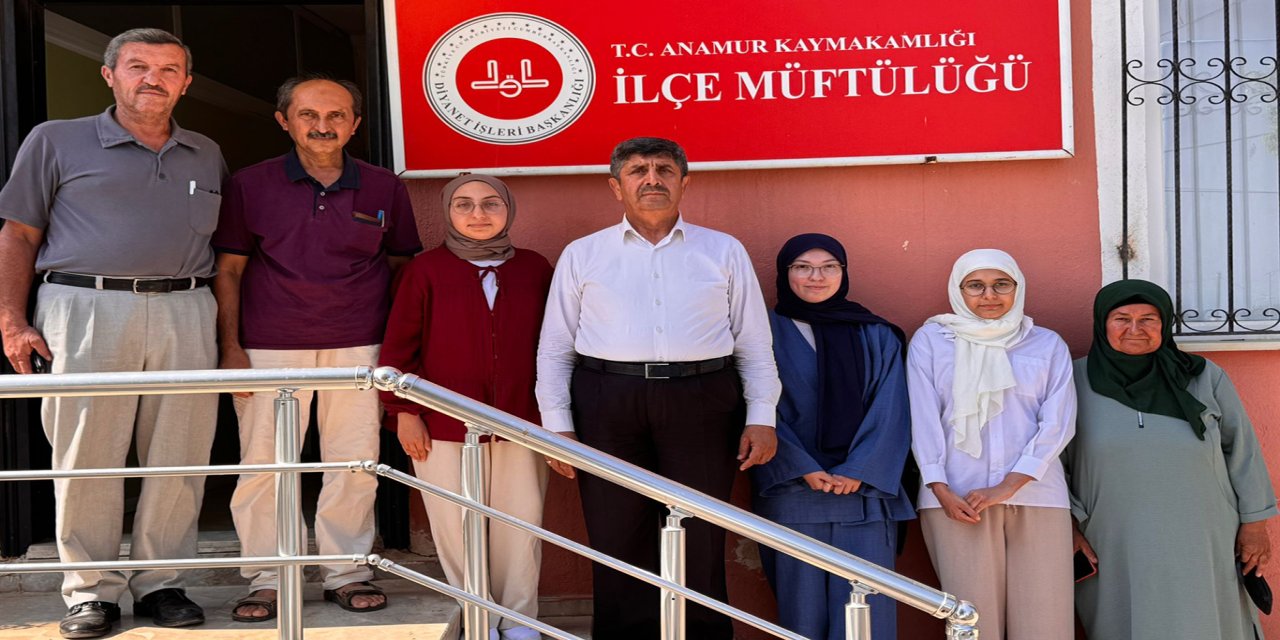Yarışma birincileri dualarla umreye uğurlandı