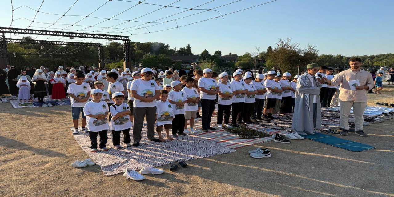 İzmir'de "Hayat Namazla Güzeldir" etkinliği çocukların coşkulu yürüyüşüyle başladı