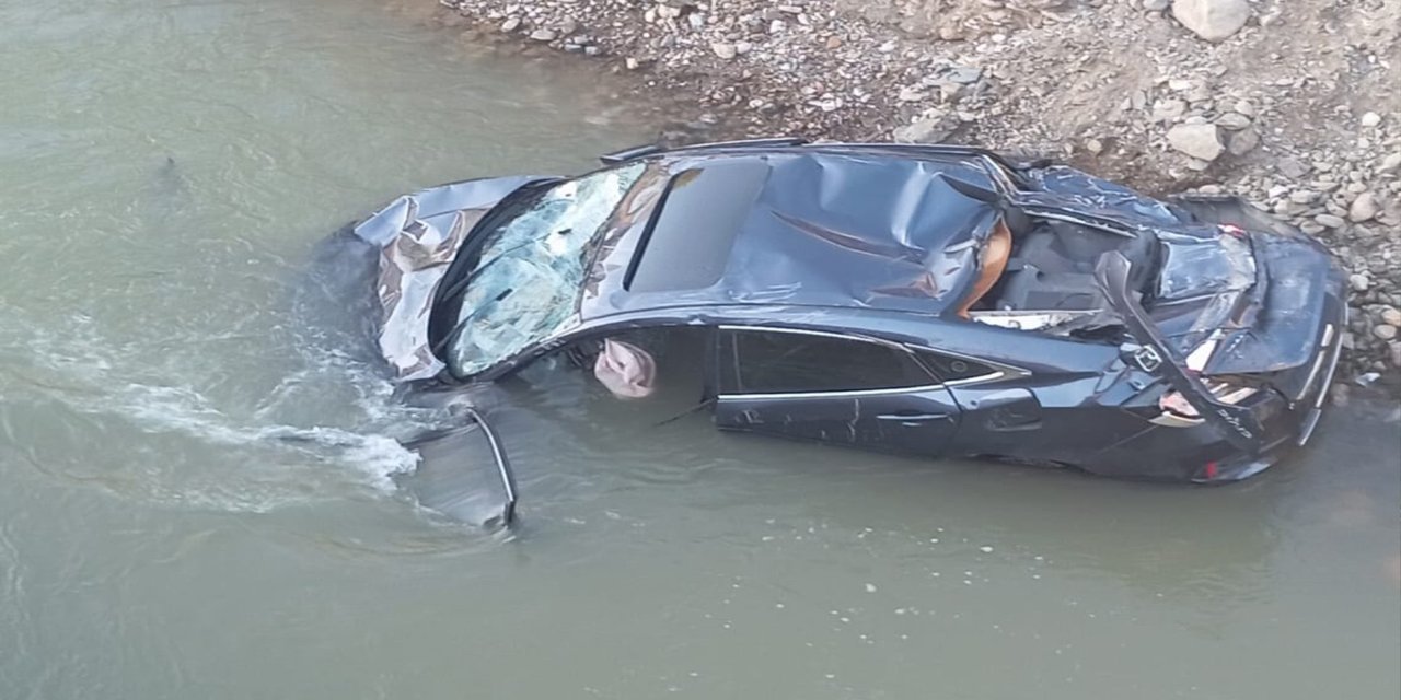 Bingöl’de araç Peri Çayına düştü: Anne ve kızı yaralandı