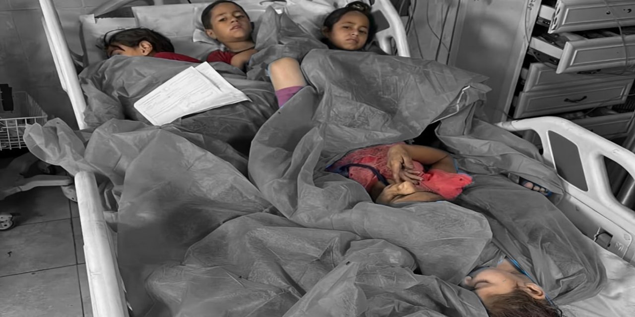 Gazze’de yaralı çocuklar aynı yatağı paylaşıyor
