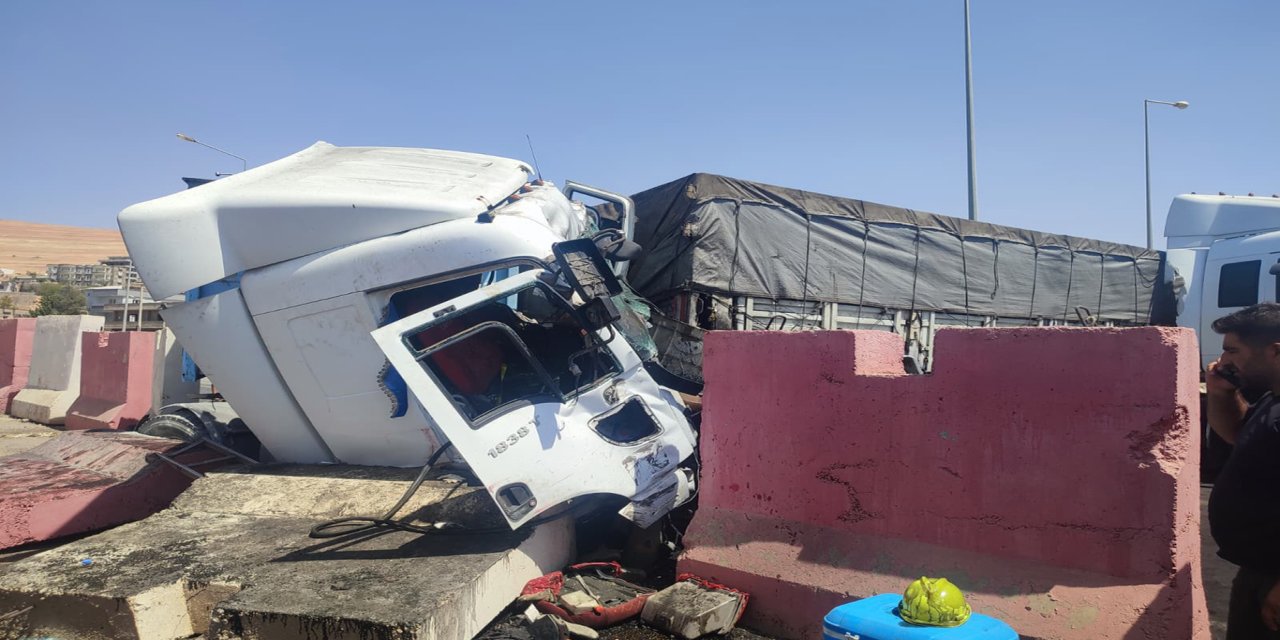 Çarpışan 2 tırın sürücüsü kardeş çıktı: 1 ölü 1 yaralı