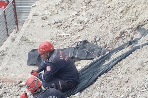 Göçük altında kalarak can verdi