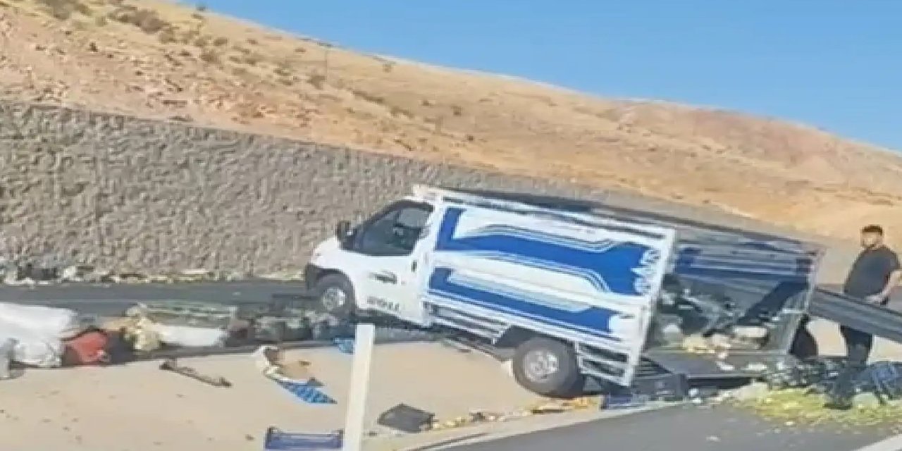 Pikap kontrolden çıktı, meyve ve sebzeler yola savruldu