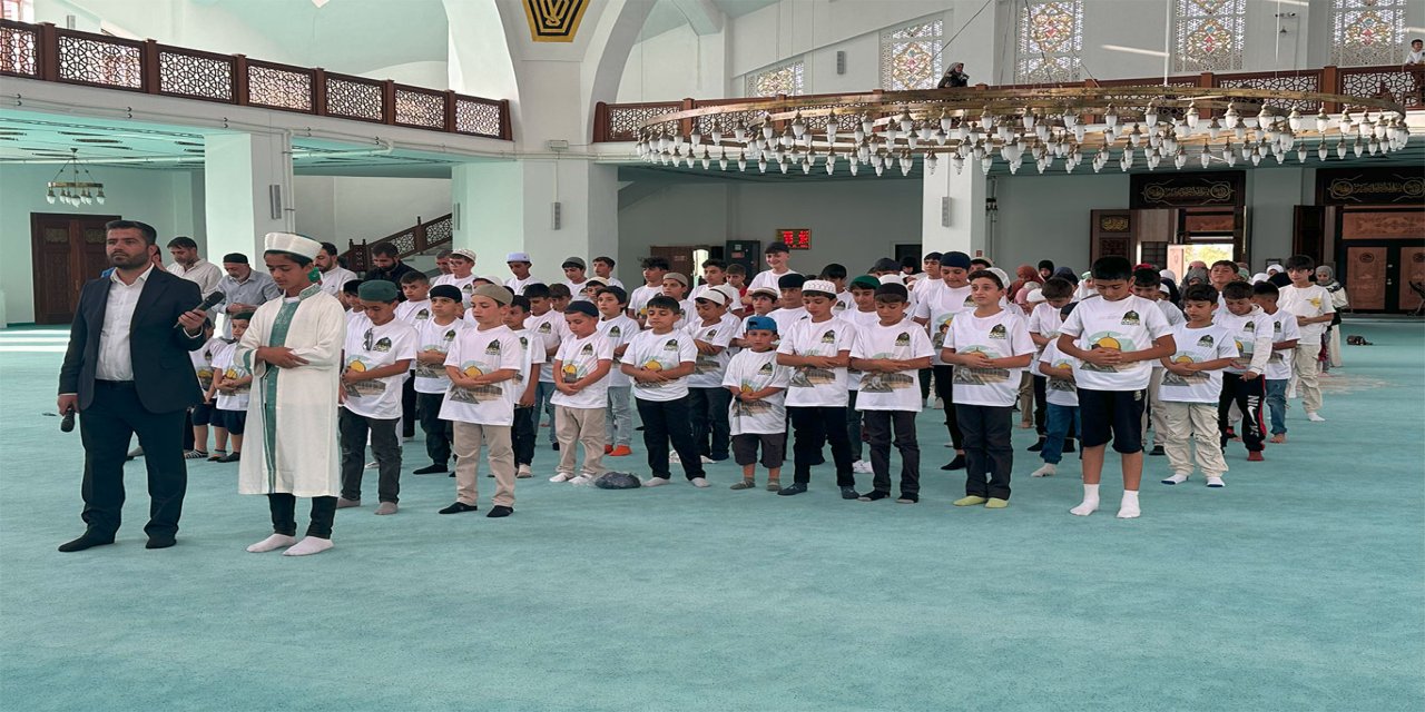 Ağrı'da "Hayat Namazla Güzeldir" programında çocuklar saf tuttu