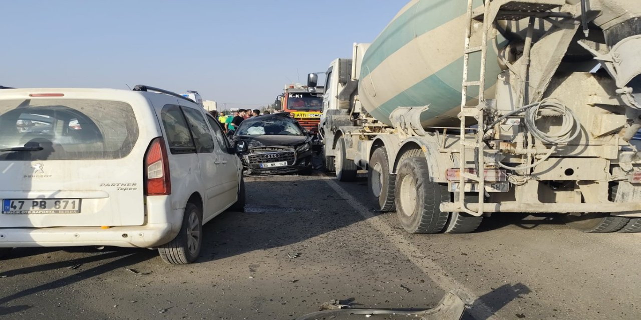 Mardin’de iki araç ile beton mikseri çarpıştı: 2’si ağır 5 yaralı