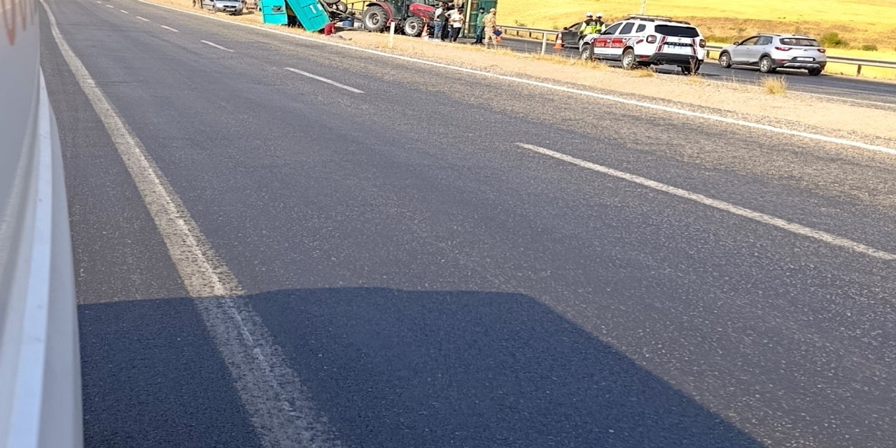 Kozluk-Bekirhan yolunda kaza: Traktör römorku yan yattı
