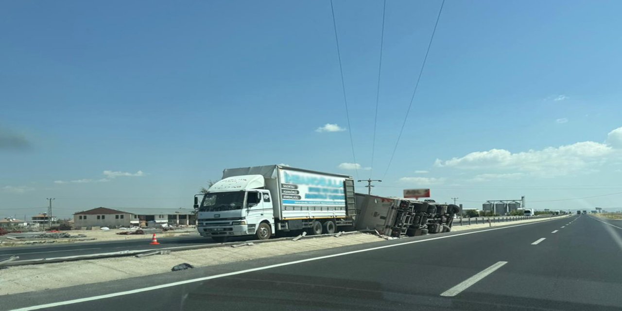 Konya-Aksaray yolunda kamyon devrildi: Sürücü ağır yaralandı