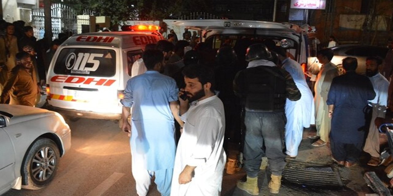 Pakistan'da askeri tesise bomba yüklü araçla saldırı düzenlendi