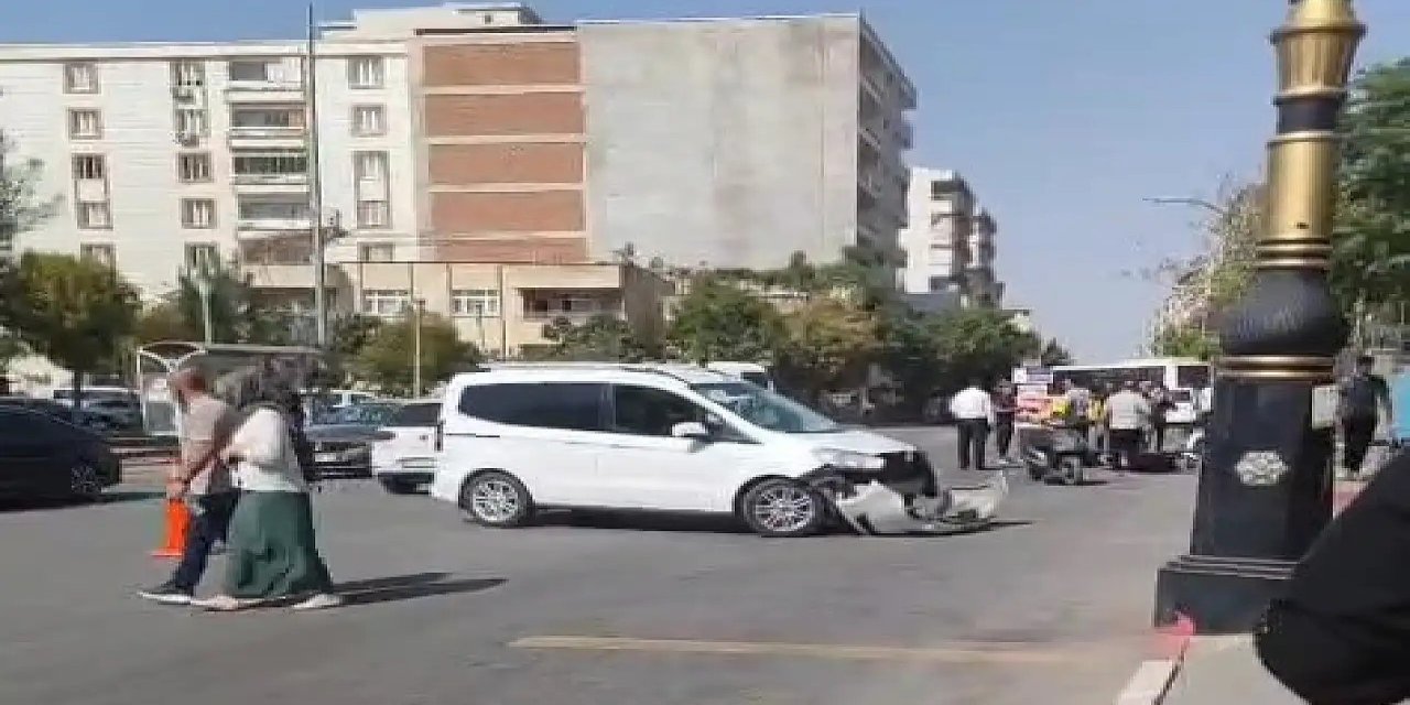 Siirt’te hafif ticari araç motosikletlilere çarptı: 2 yaralı