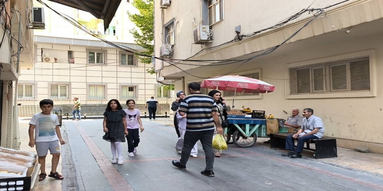 Batman'da yola sarkan kablolar tehlike saçıyor