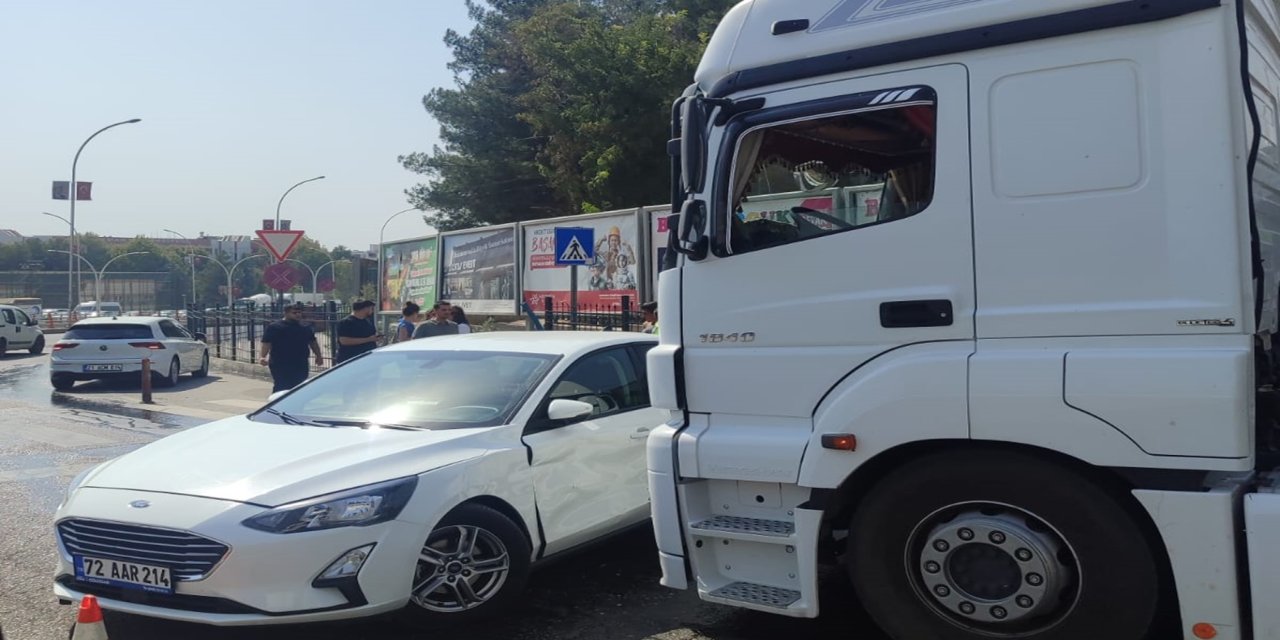 Tır ile otomobilin çarpıştığı kazada maddi hasar meydana geldi