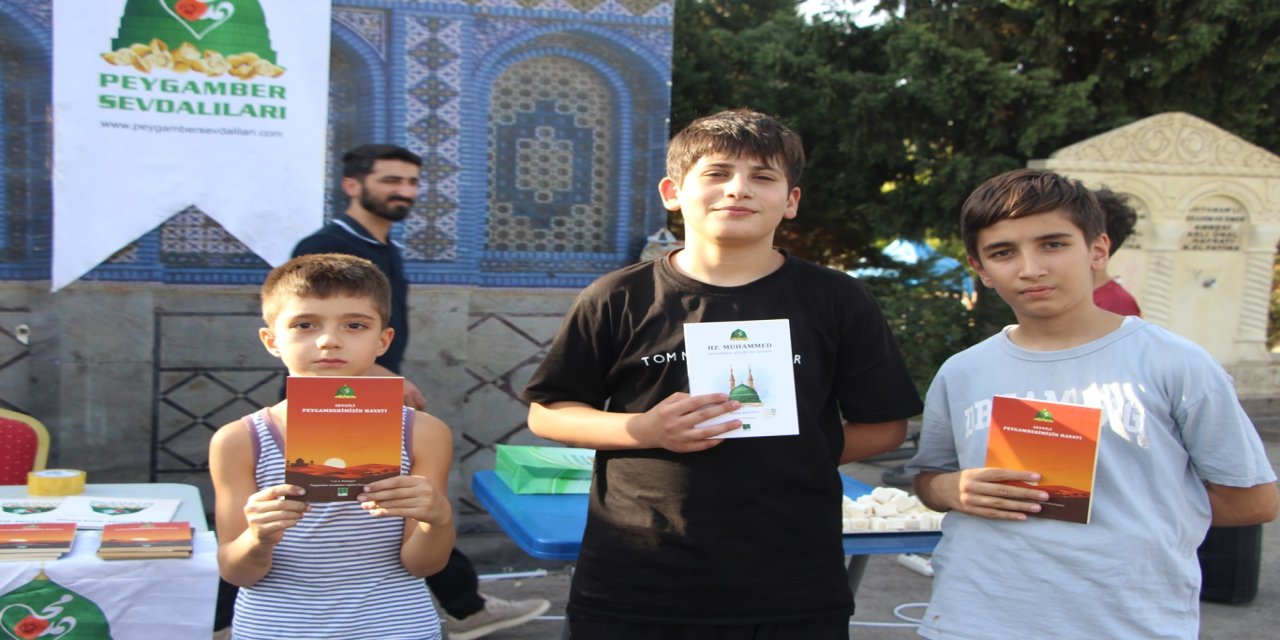 Mevlid-i Nebi dolayısıyla Hazreti Muhammed’in hayatını anlatan kitaplar ücretsiz dağıtıldı