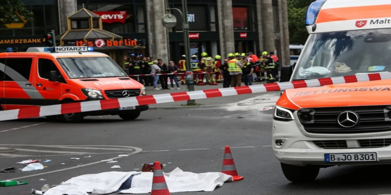 Almanya'da araç kalabalığın arasına daldı: 4 yaralı