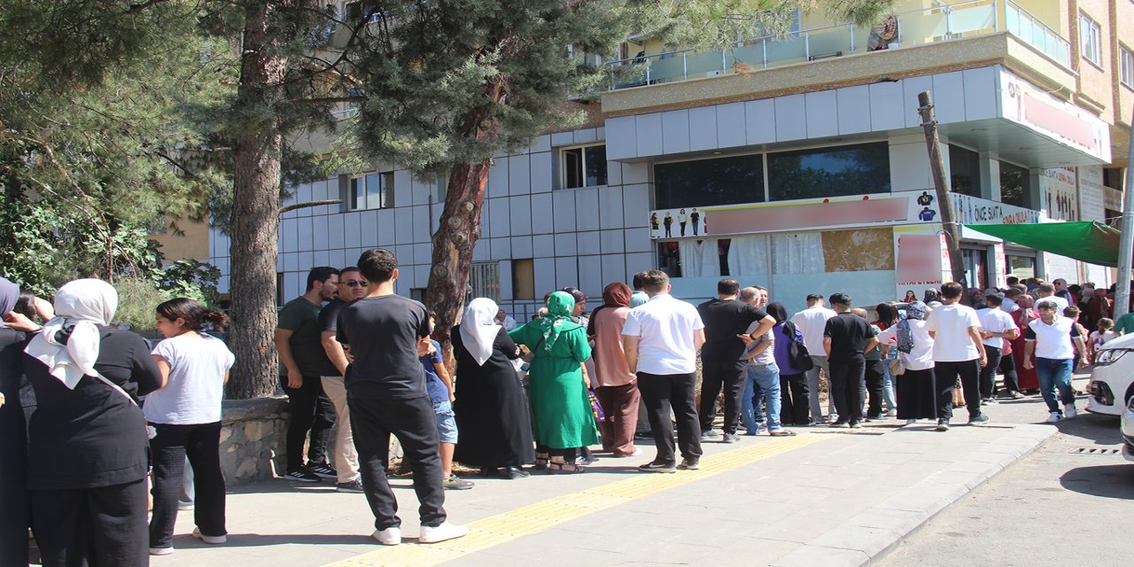 Okul kıyafeti satan mağazaların önünde uzun kuyruklar oluştu: Veliler duruma tepkili!