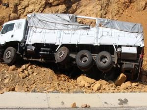 Hakkari’de patlamada kamyon sürücüsü öldü!