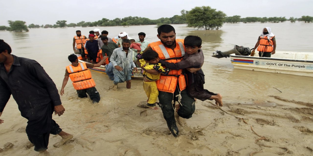 Pakistan'da muson yağışlarının yol açtığı sellerde 905 can kaybı