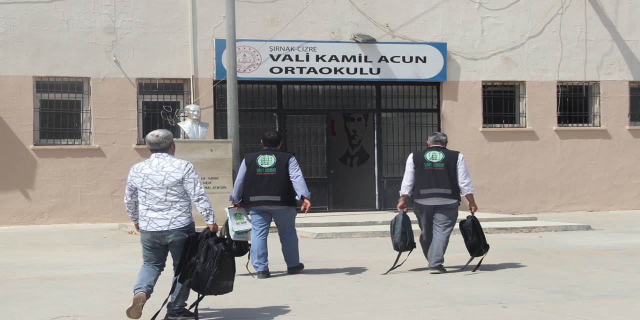 Umut Kervanı Cizre’de onlarca öğrenciye kırtasiye malzemesi ulaştırdı