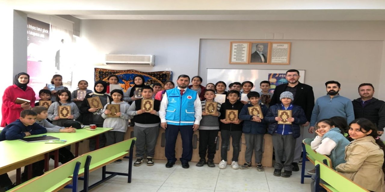 Kur’an-ı Kerim dersini seçen öğrencilere TDV'den anlamlı hediye