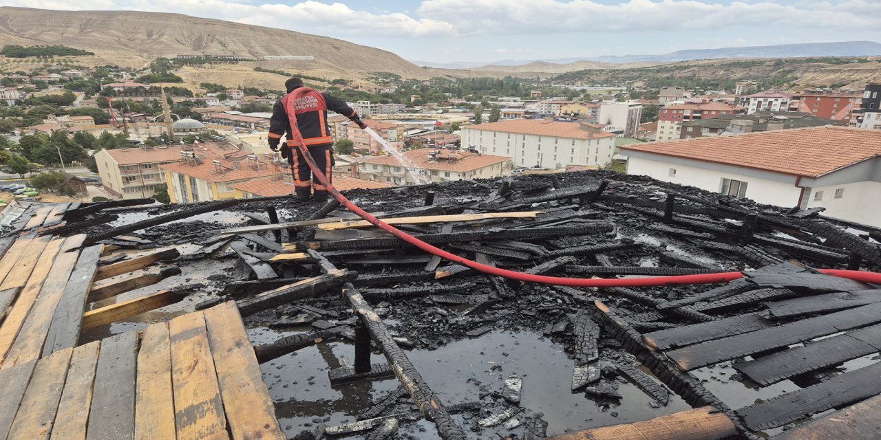 Malatya'da korkutan çatı yangını