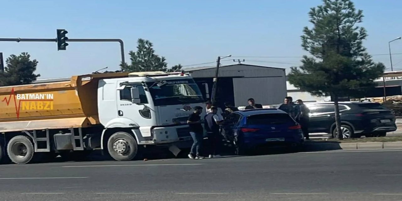 Batman'da hafriyat kamyonu ile otomobil çarpıştı