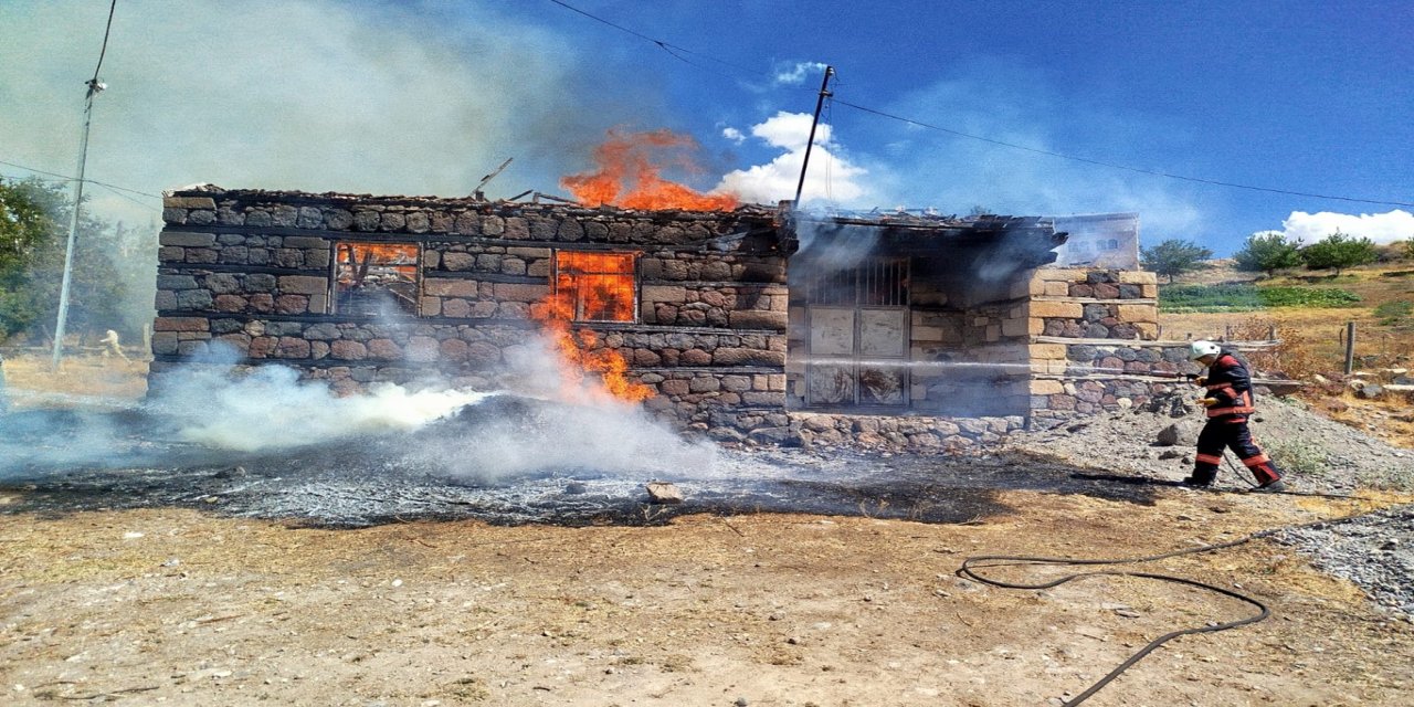 Malatya'da metruk ev yangını