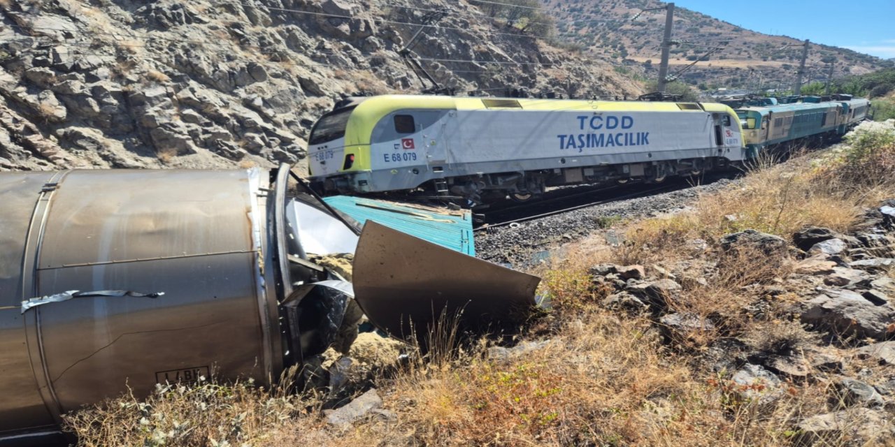 Malatya'da yük trenleri çarpıştı: Bir yaralı