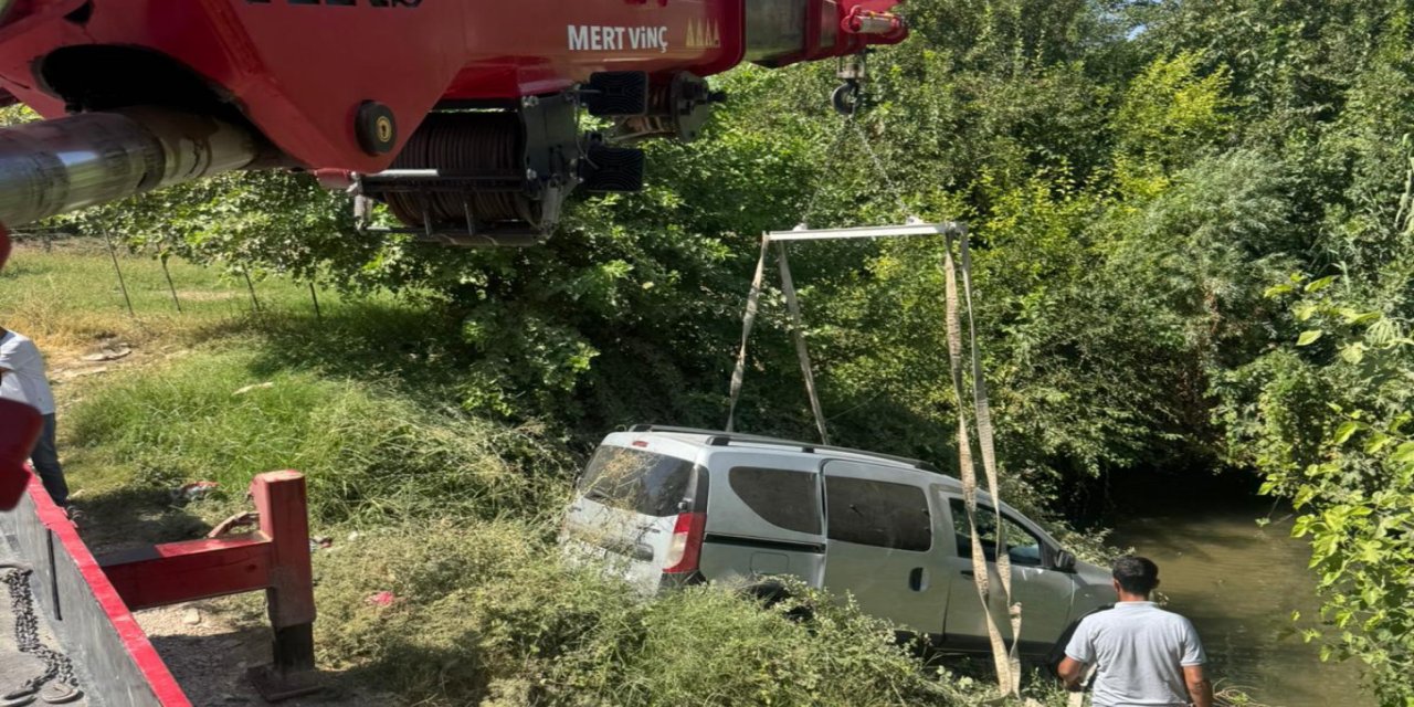 Mardin’de hafif ticari araç yol kenarına savruldu: 4 yaralı