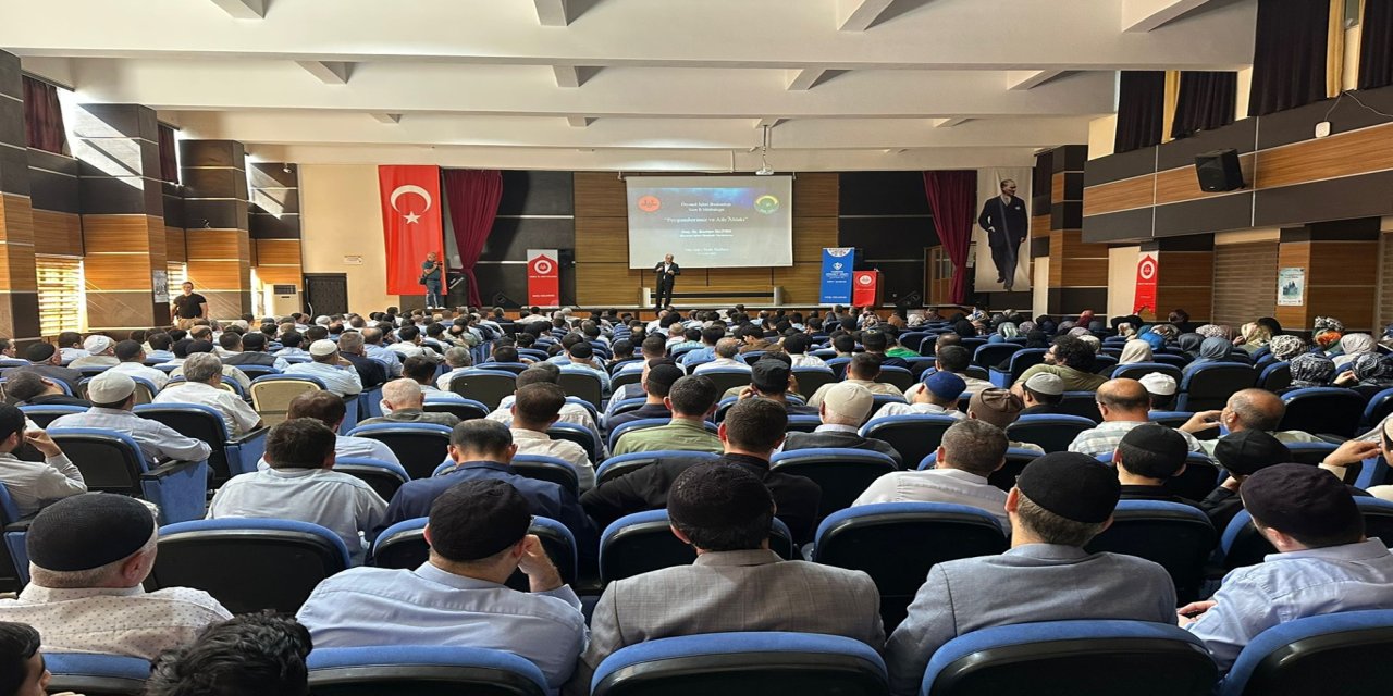 Siirt’te “Hazreti Peygamber ve aile ahlakı” konferansı: "Medya aracılığıyla aile yapısı zedeleniyor"