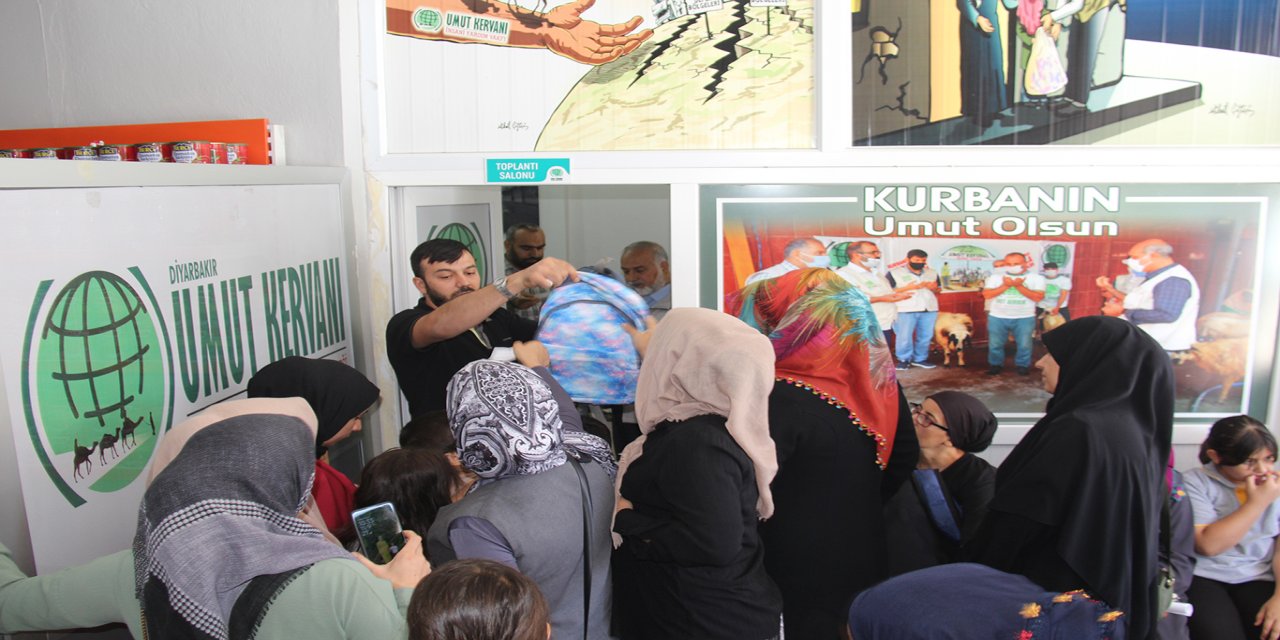 Umut Kervanı Diyarbakır’da yüzlerce öğrenciye kırtasiye desteği verdi