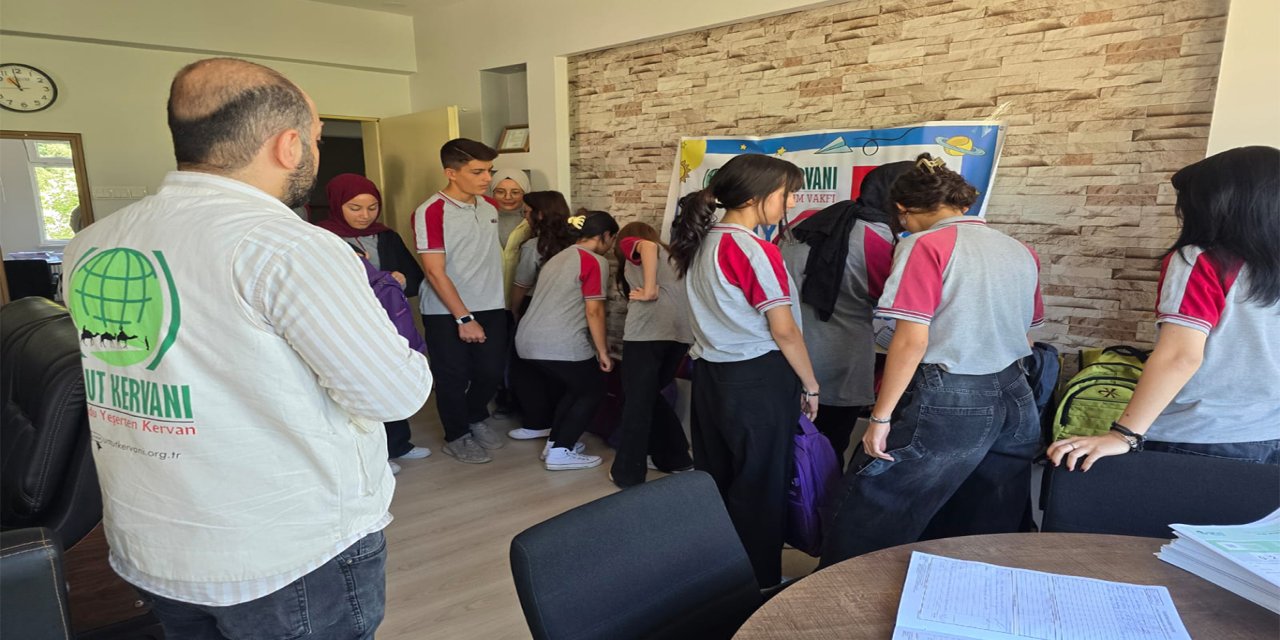 Umut Kervanı, Kahramanmaraş’ta öğrencilere kırtasiye desteği sağladı