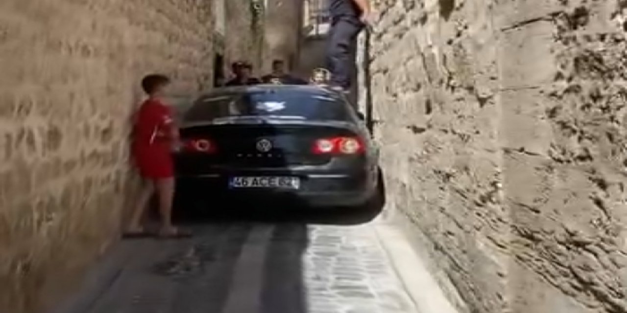 Şanlıurfa’da sürücü navigasyonun yönlendirdiği sokakta aracıyla sıkıştı