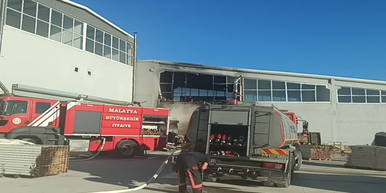 Malatya'da mobilya imalathanesinde korkutan yangın