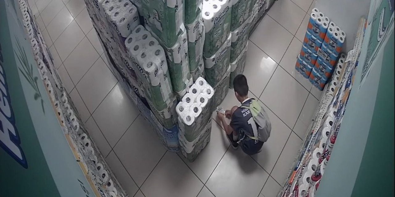 Bursa'da 10 yaşındaki çocuk markette yangın çıkardı, kameralara yakalandı